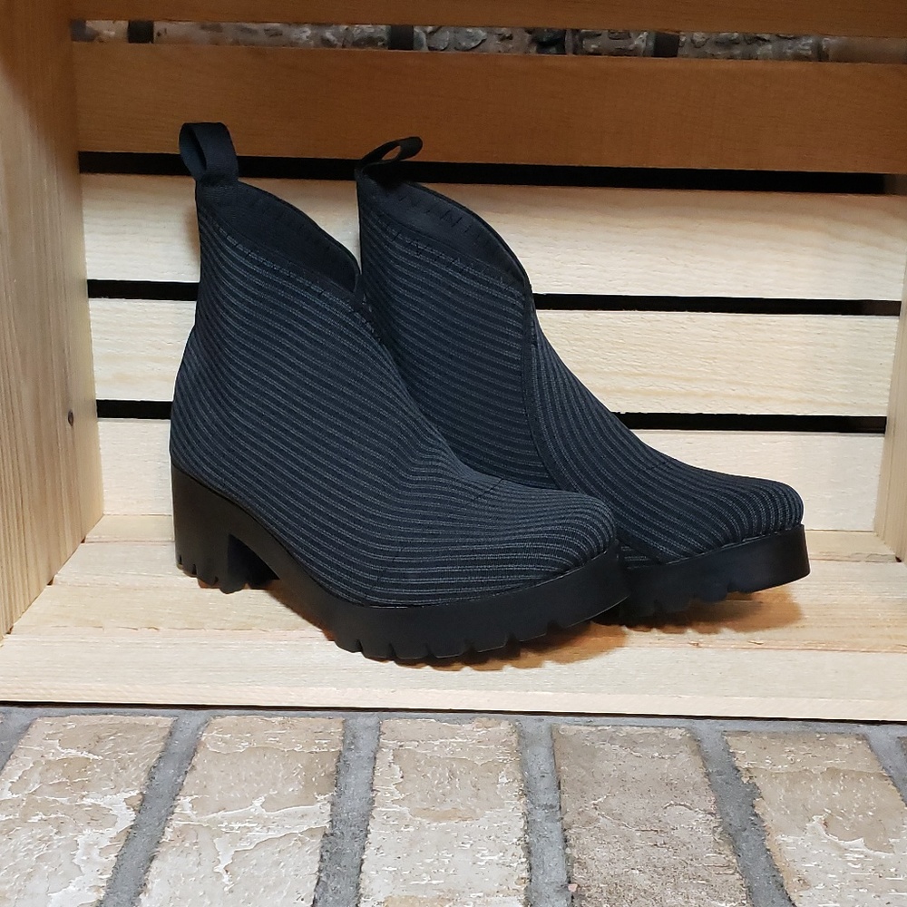 Slip on heeled bootie